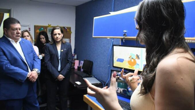 Recibe Fiscal General a creadora del programa “Antenas por los Niños”