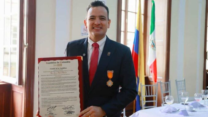 Recibe Marco Bonilla reconocimiento del Senado de Colombia por políticas públicas familiares y de seguridad