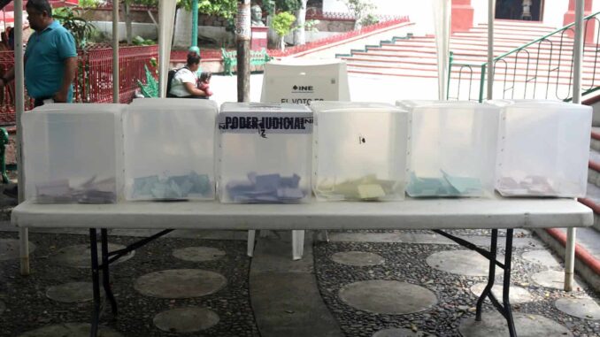 Avanza el largo conteo tras la elección judicial marcada por la baja participación