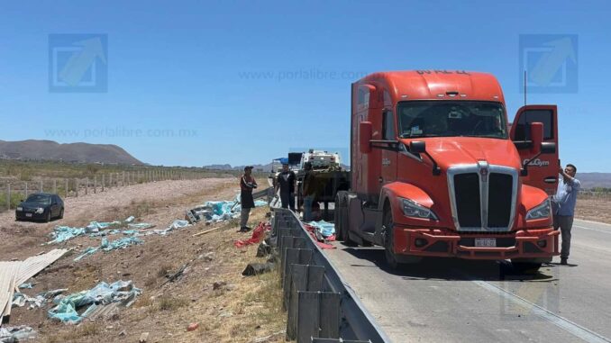 Trailero pierde el control y derriba valla de contención en el Libramiento Oriente