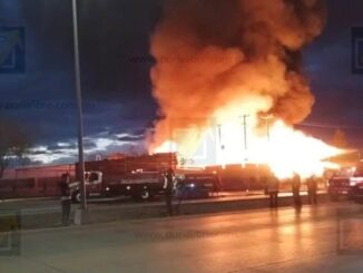 Incendio en fábrica de tarimas provoca cierre de carretera en Aldama