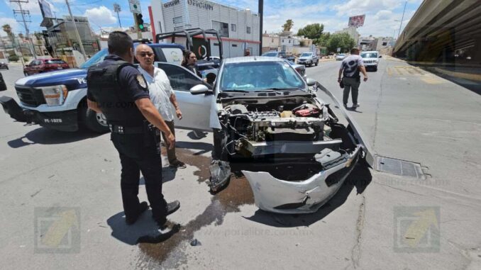 Choque deja una mujer lesionada en cruce de La Cantera y Washington