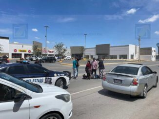 Conductora choca a motociclista al salir de un supermercado