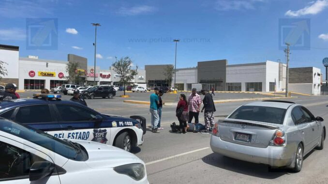 Conductora choca a motociclista al salir de un supermercado