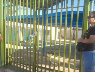 Amanece casilla encadenada; ciudadano rompe candado en la escuela Emiliano Zapata