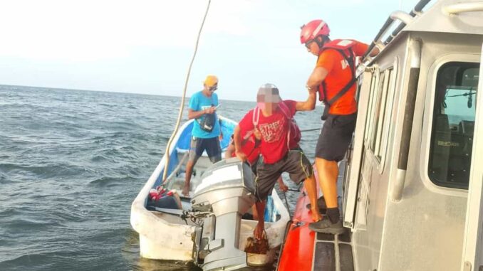 Marina rescata a 8 pescadores a la deriva en Campeche