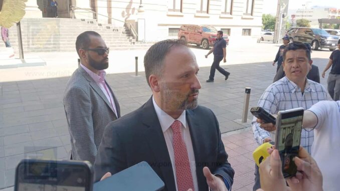 Santiago de la Peña minimiza encuestas y reafirma compromiso con su labor actual