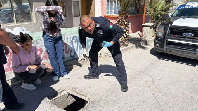 Rescatan a perrito atrapado en alcantarilla de la Galeana