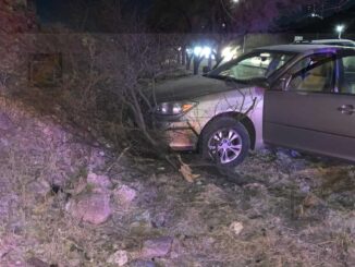 Joven conductora resulta con lesiones leves tras salir del camino en carretera a Aldama