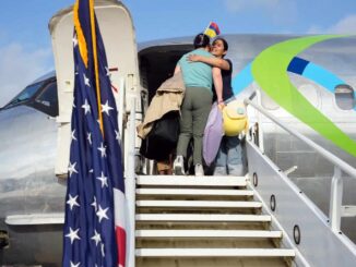 Más de 60 migrantes regresan a sus países en el primer vuelo de autodeportados de Trump