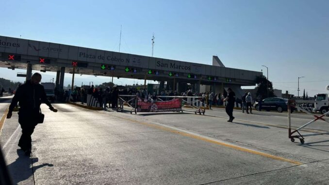 Maestros de la CNTE toman casetas de autopistas que van a Ciudad de México