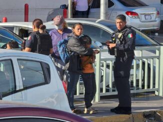 Papá haitiano responde agresivamente contra personal del DIF por retirar a su familia de un crucero