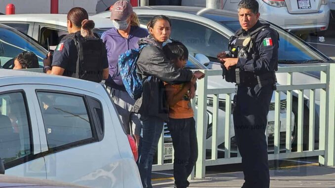 Papá haitiano responde agresivamente contra personal del DIF por retirar a su familia de un crucero