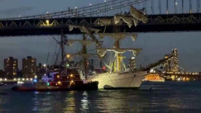 Buque Cuauhtémoc de la Marina choca con puente de Brooklyn, en Nueva York