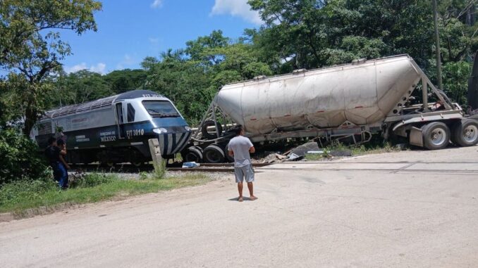 Tren Interoceánico choca con tráiler en Tabasco