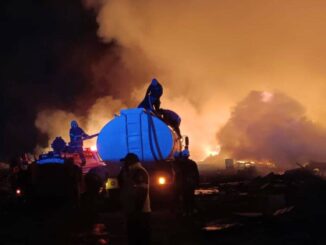 Controlan incendio en relleno sanitario de Neza, cerca del Bordo de Xochiaca