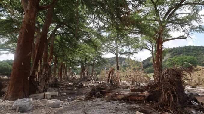Texas iza las banderas a media asta en honor a los más de cien muertos tras inundaciones