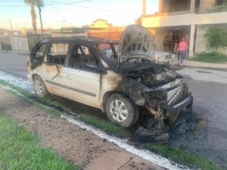 Se incendia camioneta frente a parque en Villas del Rey