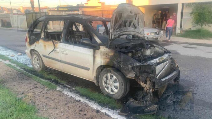 Se incendia camioneta frente a parque en Villas del Rey