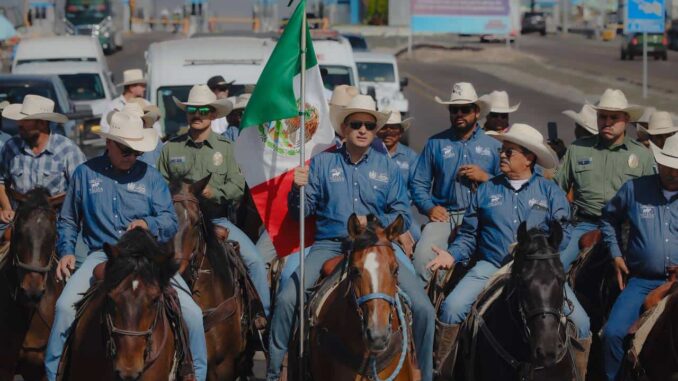 Recibe alcalde Marco Bonilla a Cabalgata Villista en Sacramento