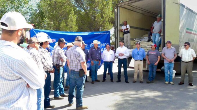 Entregan Saúl Mireles y Homero Luján maíz molido a productores de Anáhuac