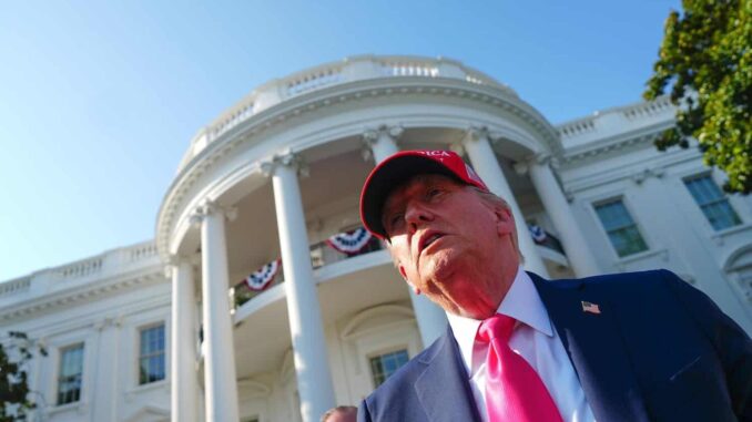 Trump ordena arrestar a quienes arrojen piedras contra vehículos de agentes migratorios