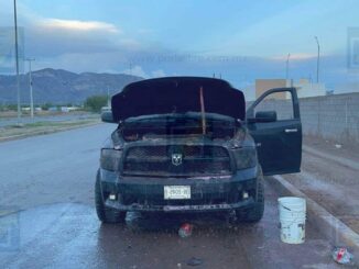 Arde camioneta cuando circulaba por avenida Equus