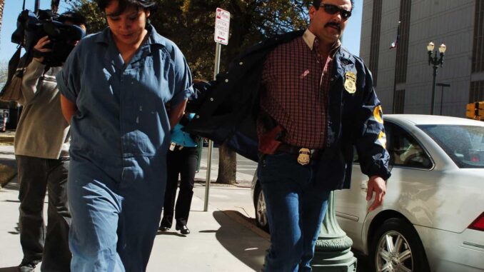 ICE traslada ‘a menudo’ a inmigrantes lejos de sus domicilios