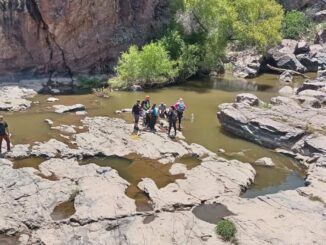 Rescatan bomberos a senderista lesionada en Lago Jacales