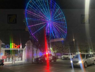Quedan atrapados en rueda de la fortuna en el Parque El Colibrí