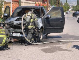 Camioneta se incendia frente a una vivienda en la colonia Santa Rita