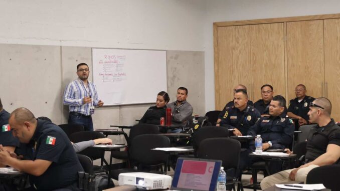 Capacitan a policías, bomberos y personal del 911 en manejo de personas difíciles