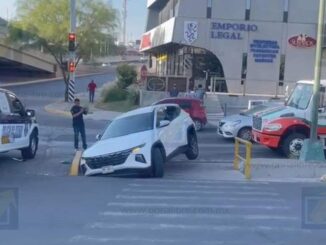 Pierde el control de su camioneta y termina en canal pluvial en Valle Escondido