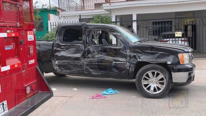 Choque entre urbano y particular deja 3 heridos; uno atrapado;  chofer omite alto