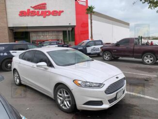 Detienen a pareja con vehículo robado; fue rastreado y localizado en centro comercial