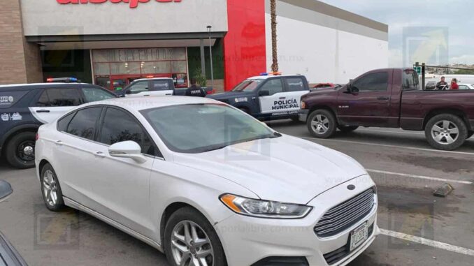 Detienen a pareja con vehículo robado; fue rastreado y localizado en centro comercial