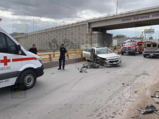 Aparatoso accidente en vialidad Venceremos deja dos jóvenes lesionadas