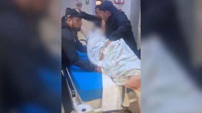 Policías de la CDMX rescatan a adolescente de incendio en su casa