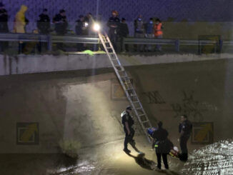 Hombre cae a canal en cruce vial y es rescatado por bomberos