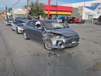 Choque entre camión recolector y particular deja a adulta mayor lesionada