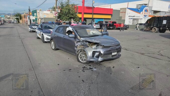 Choque entre camión recolector y particular deja a adulta mayor lesionada