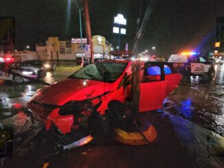 Choque entre patrulla y automóvil deja una mujer lesionada