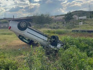 Vuelca adulto mayor en carretera Cuauhtémoc; sobrevive con lesiones leves
