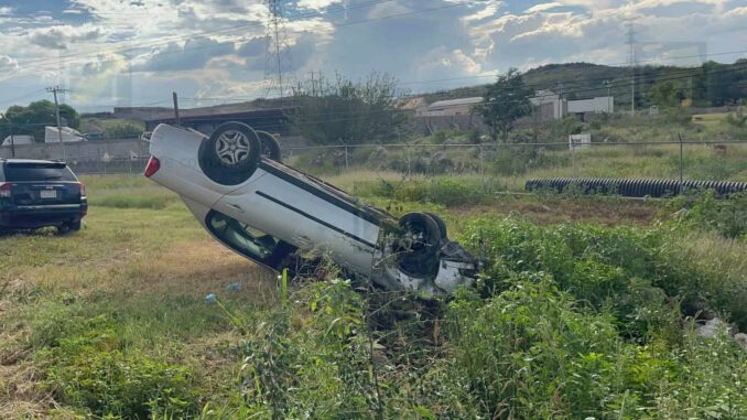 Vuelca adulto mayor en carretera Cuauhtémoc; sobrevive con lesiones leves
