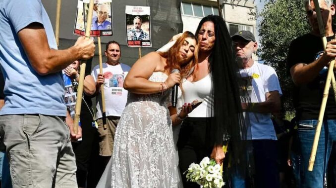 Exrehén mexicana celebra boda simbólica con su novio, aún cautivo en Gaza