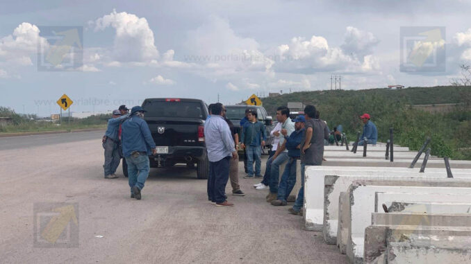 Bloqueo en brecha hacia caseta de Sacramento genera nuevo choque entre ejidatarios y autoridades