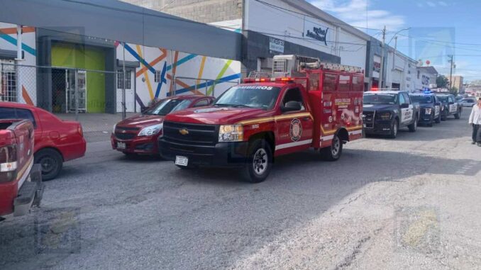 Bomberos auxilian a joven con herramienta incrustada en el dedo