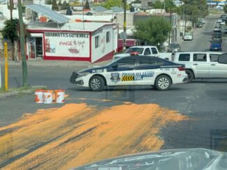 Derrame accidental de botes de pintura en la Campesina; ocasiona salpicaduras en vehículos