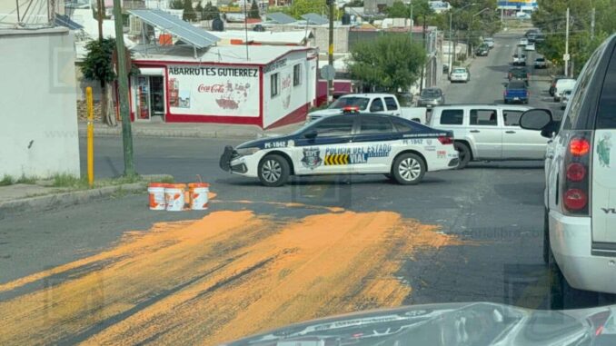 Derrame accidental de botes de pintura en la Campesina; ocasiona salpicaduras en vehículos