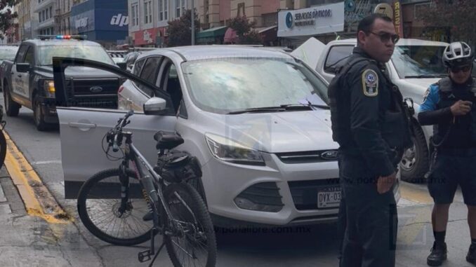 Policía ßeta resulta lesionada tras ser embestida en calles del Centro